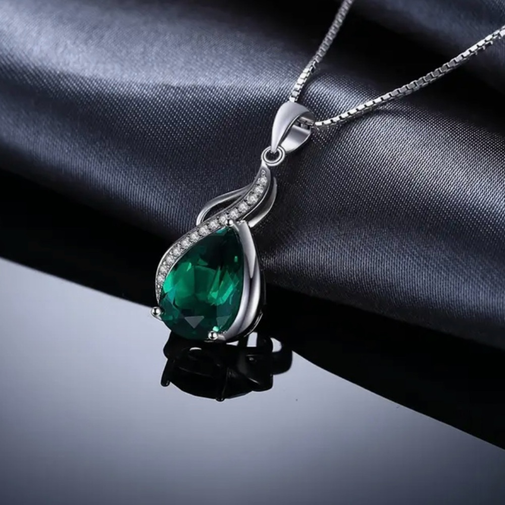 Elegant Sterling Silver 925 and Green Lab Created Emerald Necklace